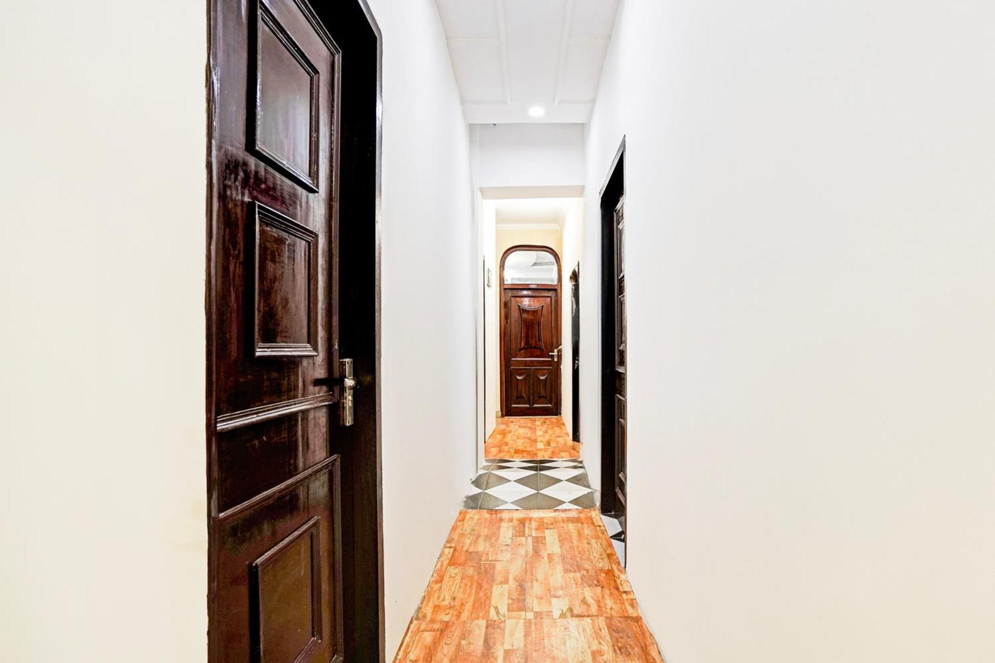 Hotel O Le Empire Stay House New Delhi Exterior photo